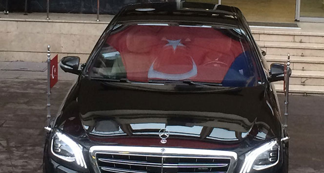 Erdoğan&#039;ın makam aracının camına Türk bayrağı yansıdı