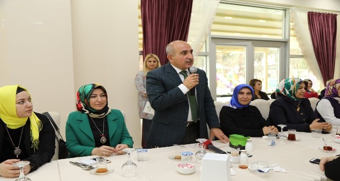 Kilis Belediye Başkanı Hasan Kara, kadın çalışanlarla bir araya geldi