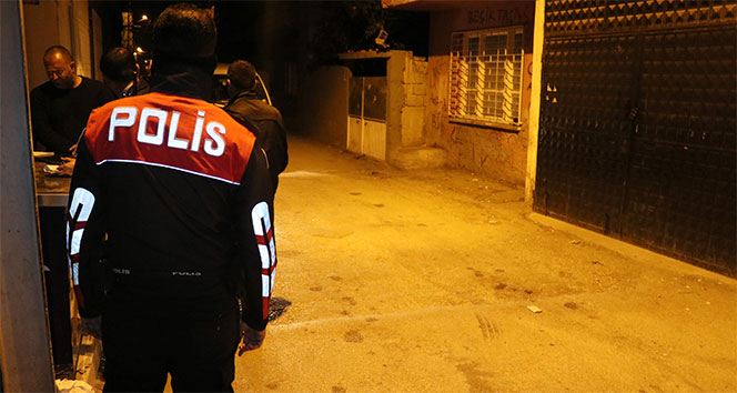 Adana&#039;da silahlı kavga: Yoldan geçen 2 kişi yaralandı