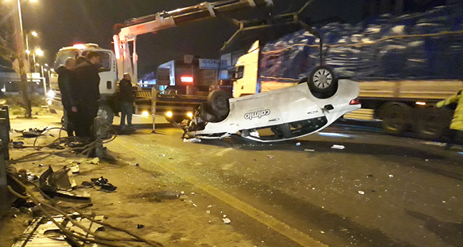 Ankara&#039;da otomobil refüje çarpıp takla attı: 3 yaralı