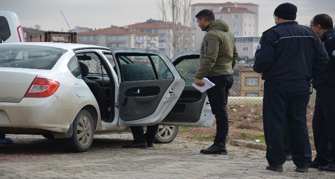 Otomobil içerisinde ölü bulundu