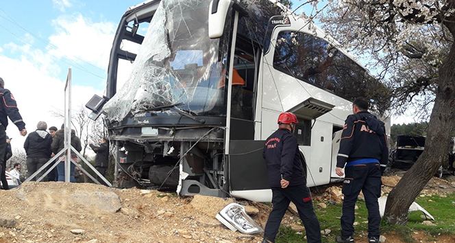 Kahramanmaraş'ta otobüs elektrik direğine çarptı: 18 yaralı