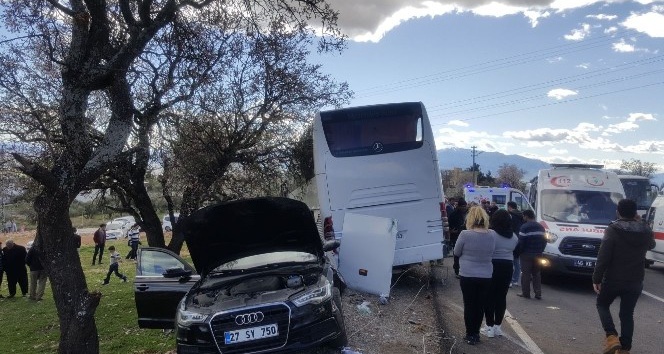 Öğrencileri taşıyan otobüs kaza yaptı: 1’i ağır 18 yaralı