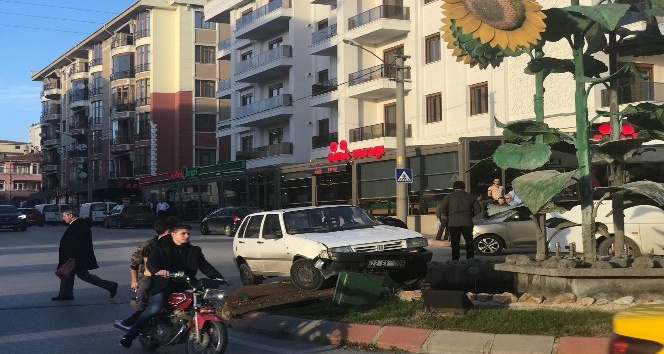Otomobil çarpmanın etkisiyle havuza daldı
