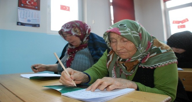 Tokat’ta 78 yaşındaki anne, 53 yaşındaki kızı ile okuma-yazma öğreniyor