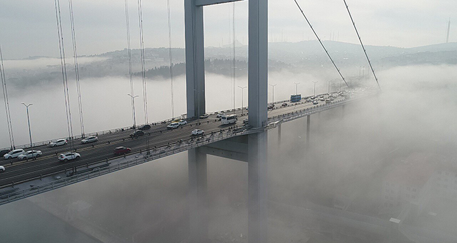 İstanbul Boğazı&#039;na çöken sis havadan görüntülendi