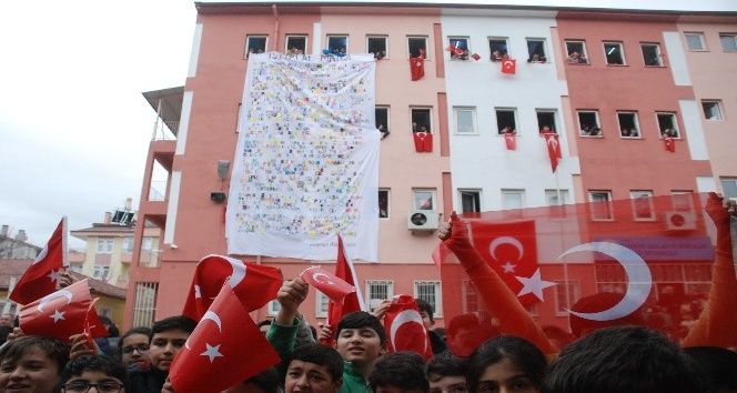 Kumaşları keserek dev pankarta İstiklal Marşı’nı yazdılar