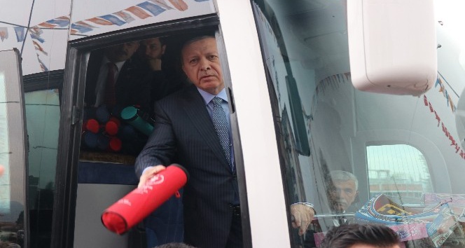 Cumhurbaşkanı Erdoğan, Bolu’da çocuklara hediye dağıttı