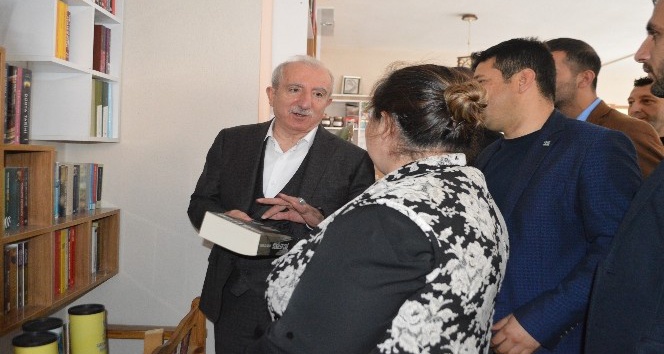 AK Partili Miroğlu kitabını imzaladı