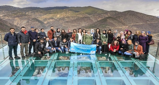 Genç fotoğrafçılar Torul Kalesi Cam Seyir Terasında