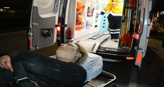 Adana’da sokak ortasında yürüyen travesti bıçaklandı