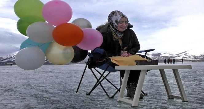 Buz tutan Çıldır gölünde doğum günü kutlayıp horon teptiler