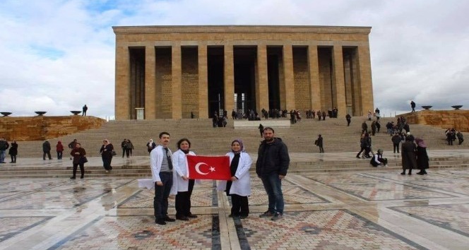 41 ilden 450 doktor İstiklal Marşı’nın seslendirdi