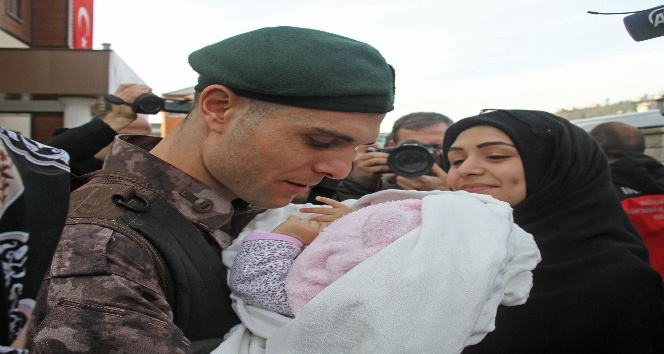 Yeni doğan bebeğini öperek Afrin için yola çıktı