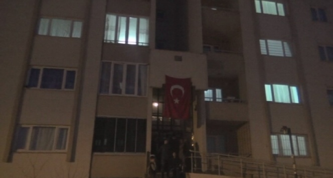 Şehidin evine Türk bayrağı asıldı!
