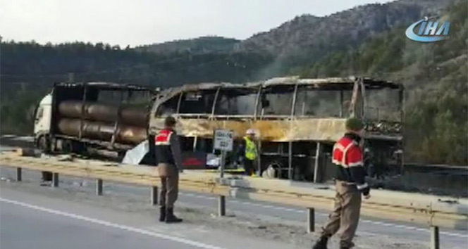 Yolcu otobüsü tıra çarptı: 13 ölü, 20 yaralı