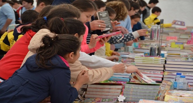 Görele’de “Gelin, Okuyalım” sloganıyla kitap fuarı açıldı