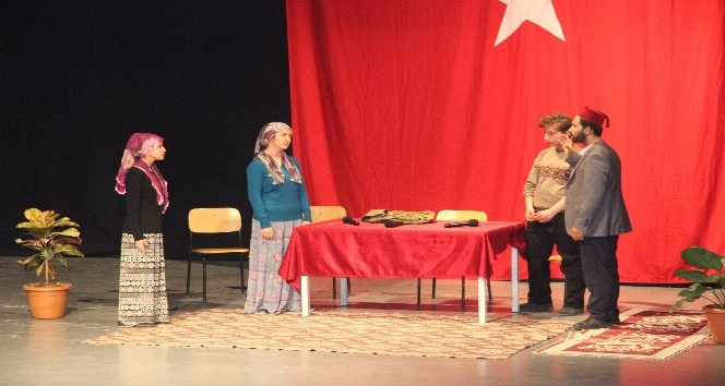 12 Mart İstiklal şairi  Mehmet Akif Ersoy Tiyatro gösterisi düzenlendi