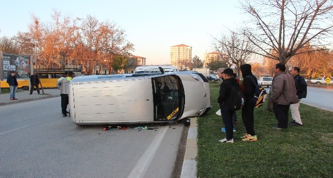 Karaman’da hafif ticari araç devrildi: 1 yaralı