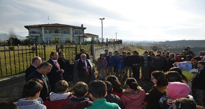 Ortaokul öğrencileri 15 Temmuz şehitleri adına fidan dikti