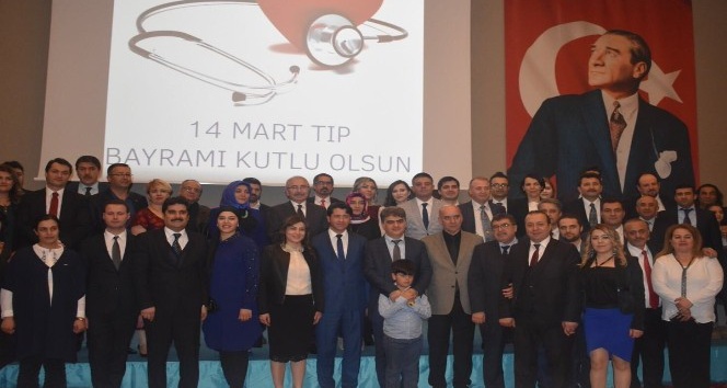 Mardin’de 25 yılını hastalarına adayan doktorlara plaket