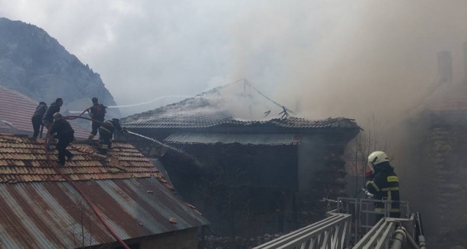 Konya&#039;da ateşle kontrol edilirken patlayan tüp evi kül etti