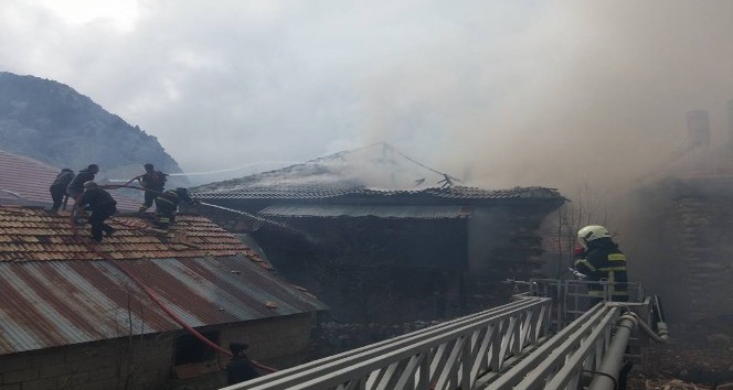 Konya’da ateşle kontrol edilirken patlayan tüp evi kül etti