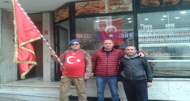 Sırtında Türk bayrağı ile Çanakkale’ye yürüyor