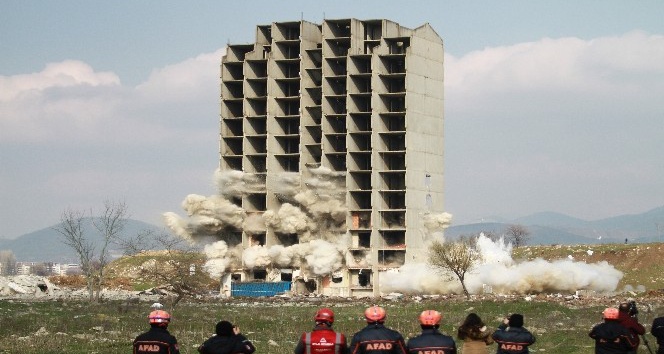 300 kilo dinamitle yıkılmayan 13 katlı binanın kendiliğinden çökme anı kamerada