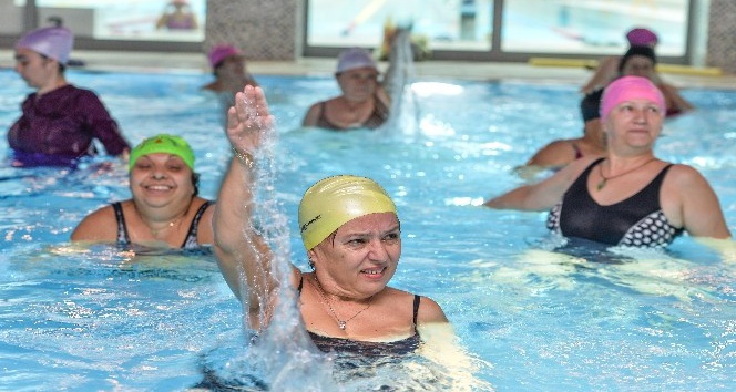 Muratpaşa’da kadınlardan su jimnastiğine yoğun ilgi