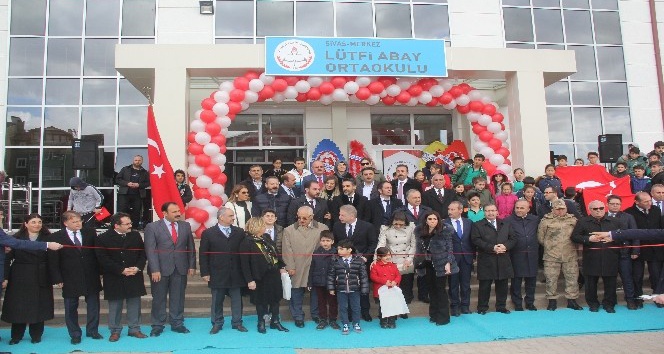 Sivas’ta hayırseverin yaptırdığı okulun açılış töreni yapıldı.
