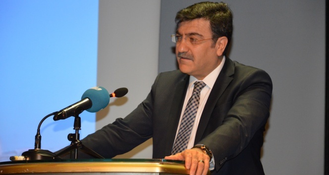 Prof. Dr. Hacısalihoğlu: “Gençlerin ruhuna dokunmalıyız”