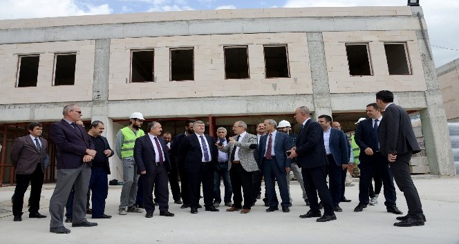 Başkan Akyürek, Tarihi Osmanlı Buğday Pazarı inşaatını inceledi