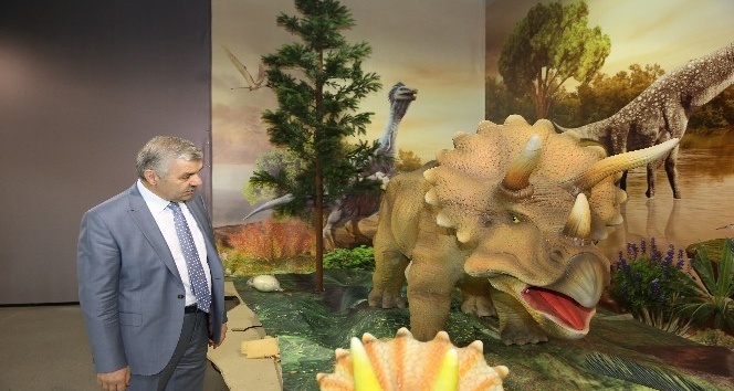 Başkan Çelik, Kayseri Bilim Merkezi’nde Nisan ayında sergilenmeye başlayacak olan Devr-i Dinozor Sergisi’ni gezdi
