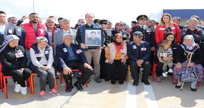 Şehit Fatih Uysal’ı binler havalimanında karşıladı