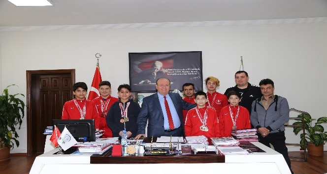 Genç sporculardan Başkan Özakcan’a ziyaret