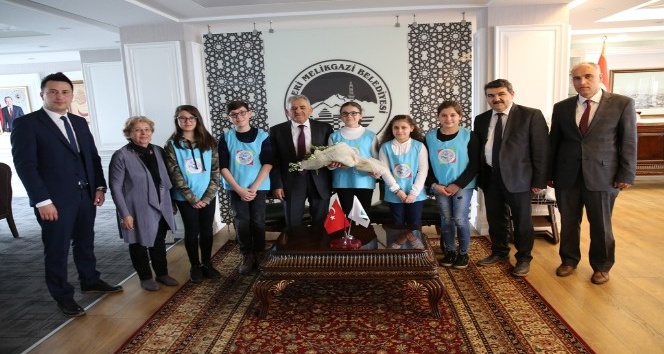 Çocuk Meclisi üyeleri Başkan Büyükkılıç’ın Tıp Bayramı’nı kutladı