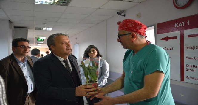 Başkan Çerçi Tıp Bayramında sağlıkçıları ziyaret etti