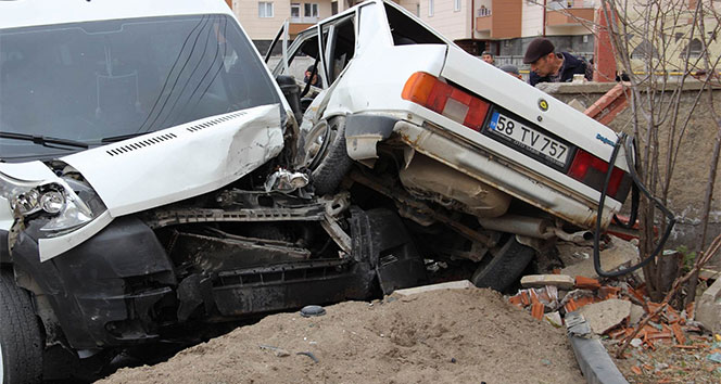 Sivas&#039;ta otomobil ile öğrenci servisi çarpıştı: 3 yaralı