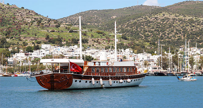 Yunanistan&#039;ın rehin aldığı milyon dolarlık Türk teknesi Bodrum&#039;a geldi