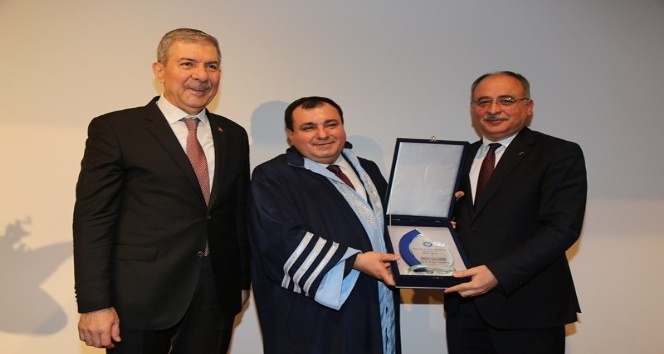 Sağlık Bakanı Dr. Ahmet Demircan, Gazi Tıp’ta biniş giyme törenine katıldı