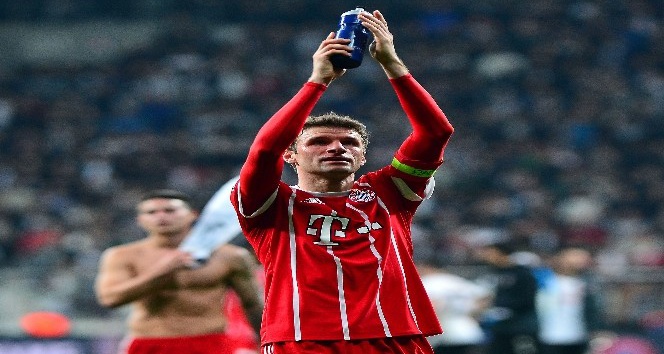 Bayernli futbolcular tribünleri alkışları