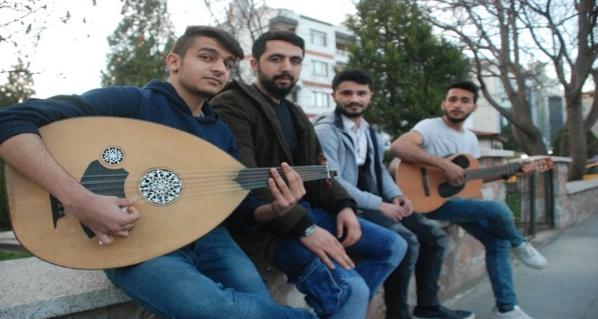 Tokat’ta 4 öğrenci sokak müziği yaparak harçlıklarını çıkartıyor