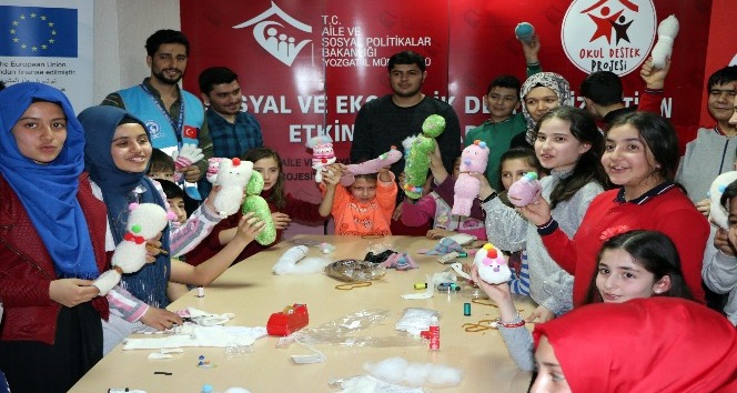 Mülteci çocuklar savaşın izlerini oyuncak yaparak unutuyor