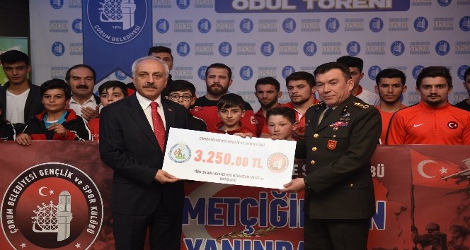Çorumlu sporcular asker selamıyla Mehmetçiğe bağışta bulundu
