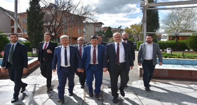 AK Parti’li Mersinli Saruhanlı’da kapı kapı dolaştı