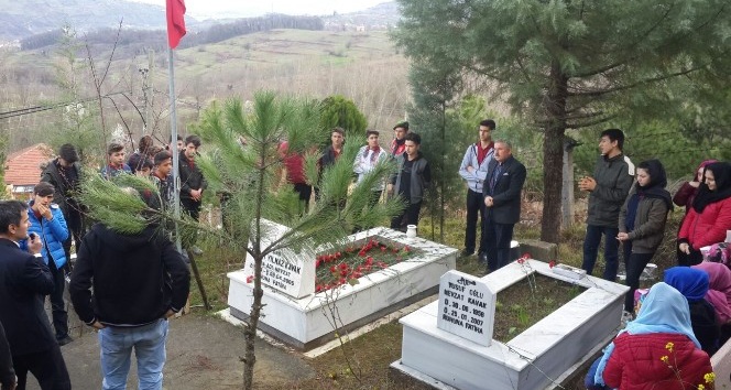 Asker ve öğrencilerden şehidin mezarına anlamlı ziyaret