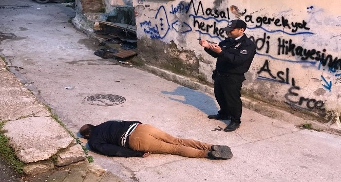 İzmir’de sokak ortasında ceset bulundu, polis başında dua etti