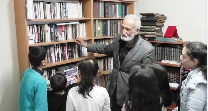Ödemişli tarih araştırmacısı kitaplarını çocuklara açtı