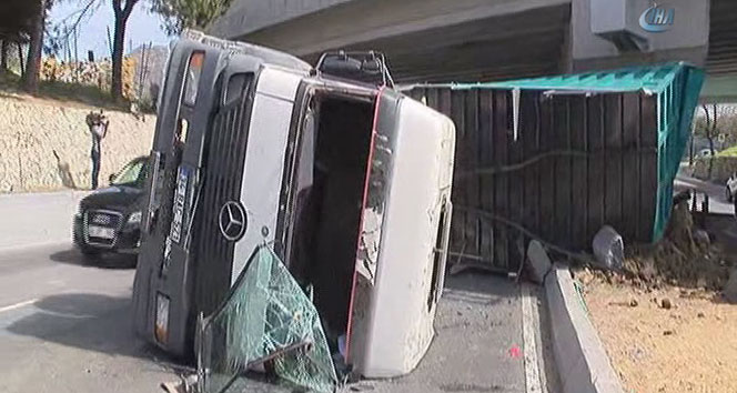 Yeşilköy&#039;de vinç yüklü kamyon üst geçide çarptı: 1 yaralı